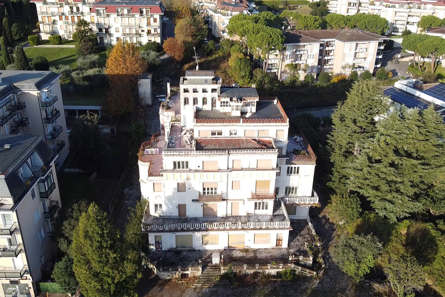 Vista frontale dal litorale della costruzione Villa Olympia Residences a Desenzano del Garda, evidenziando la posizione fronte lago del progetto