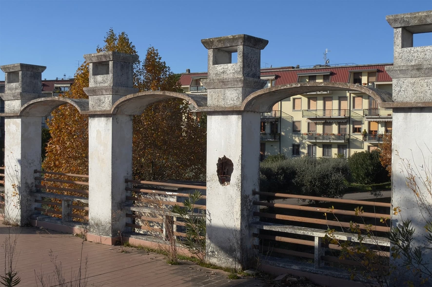 Dettaglio ravvicinato della facciata, balconi e ringhiere della storica Villa Olympia a Desenzano, prima della riqualificazione