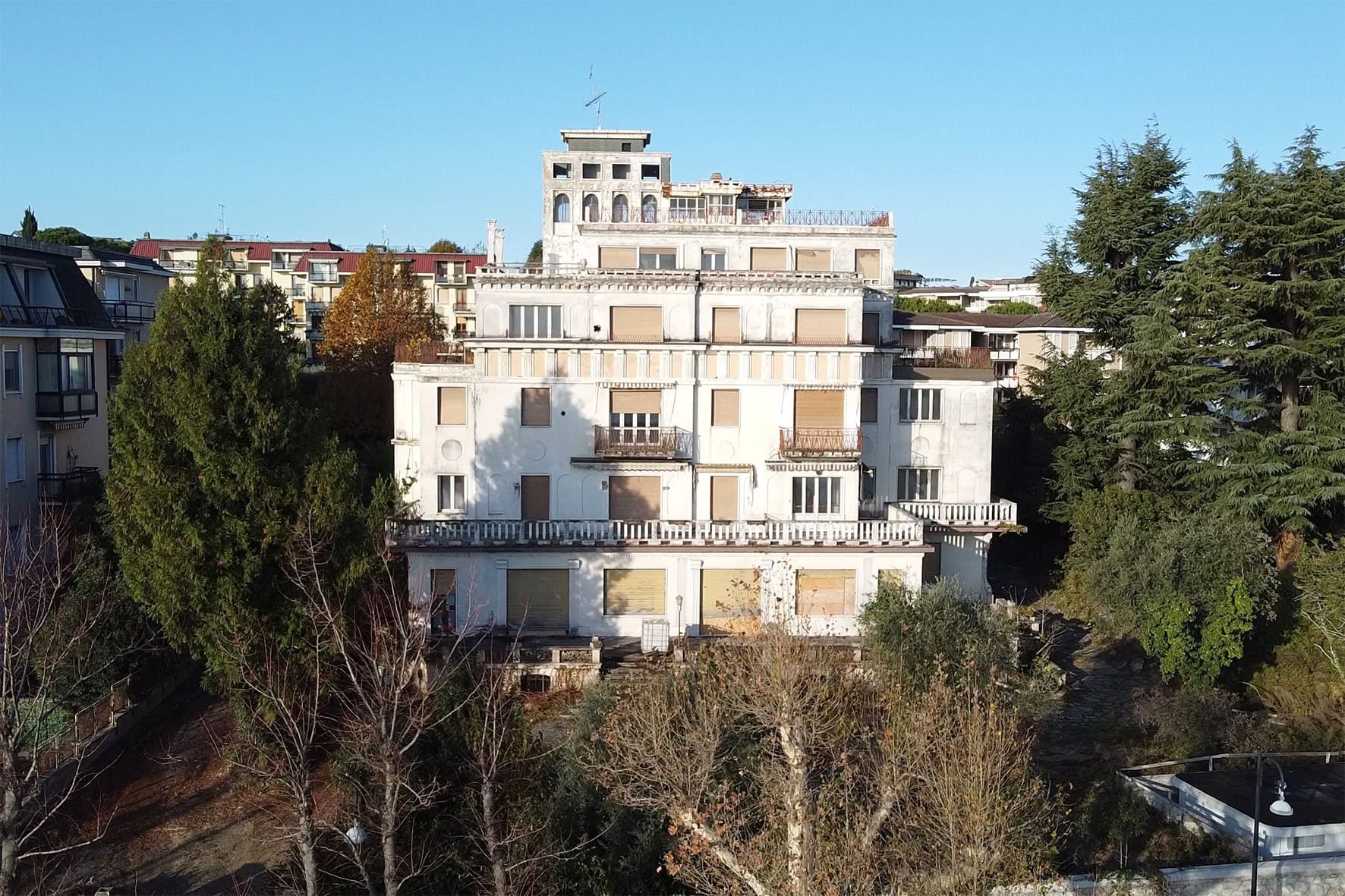 Vista aerea del cantiere Villa Olympia Residences a Desenzano del Garda, documentazione della fase iniziale di riqualificazione;