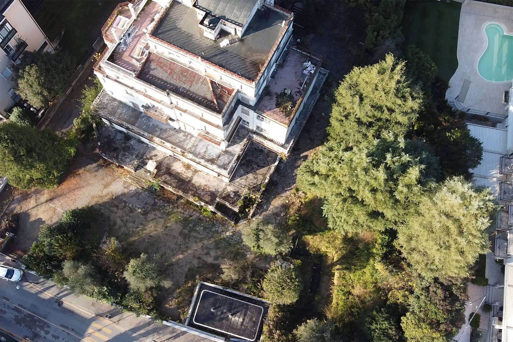 Interno del cantiere Villa Olympia Residences Desenzano Garda con puntellamenti strutturali, fase di riqualificazione per residenze di lusso