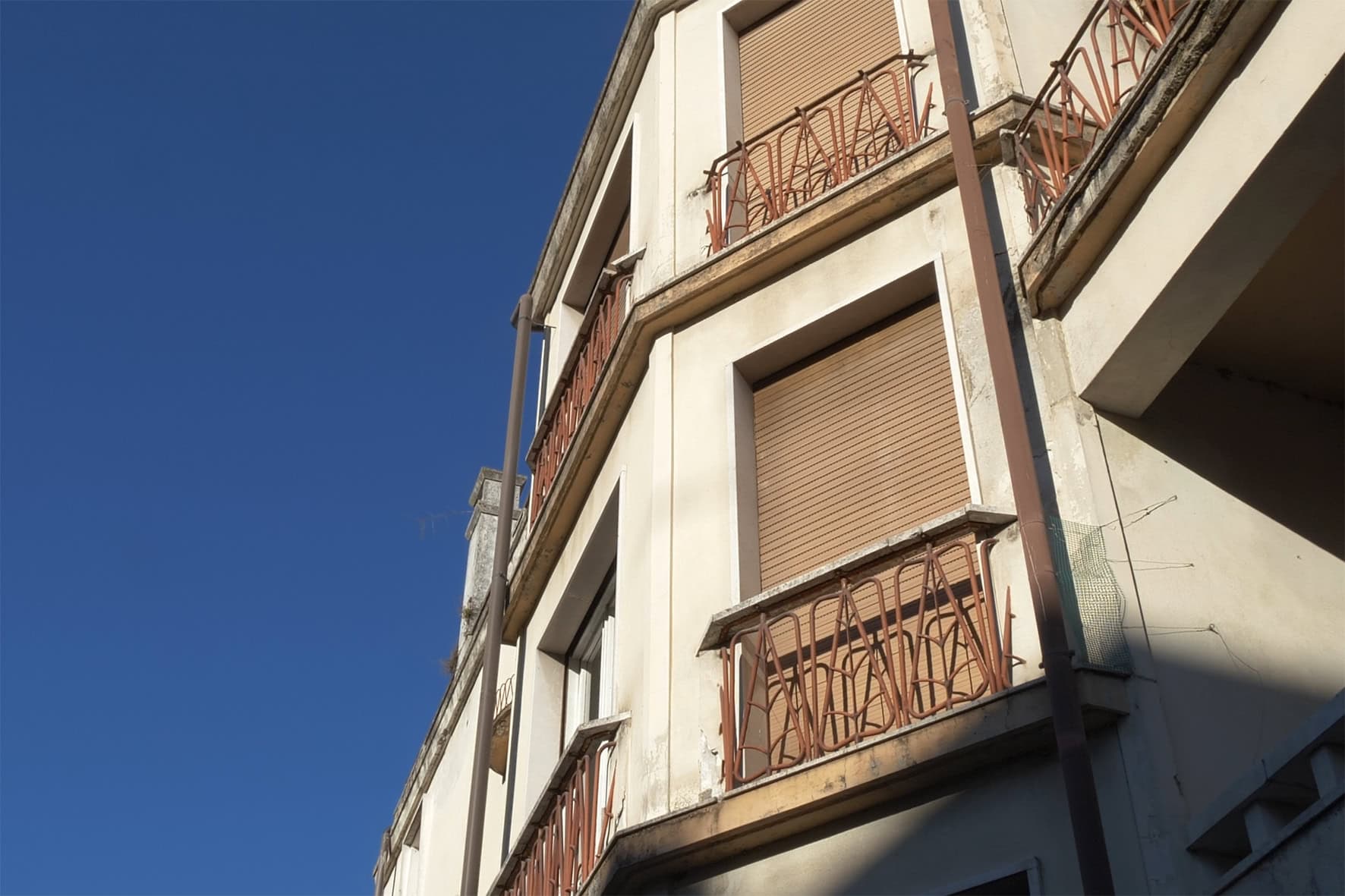 Interno del cantiere Villa Olympia Residences Desenzano Garda con puntellamenti strutturali, fase di riqualificazione per residenze di lusso