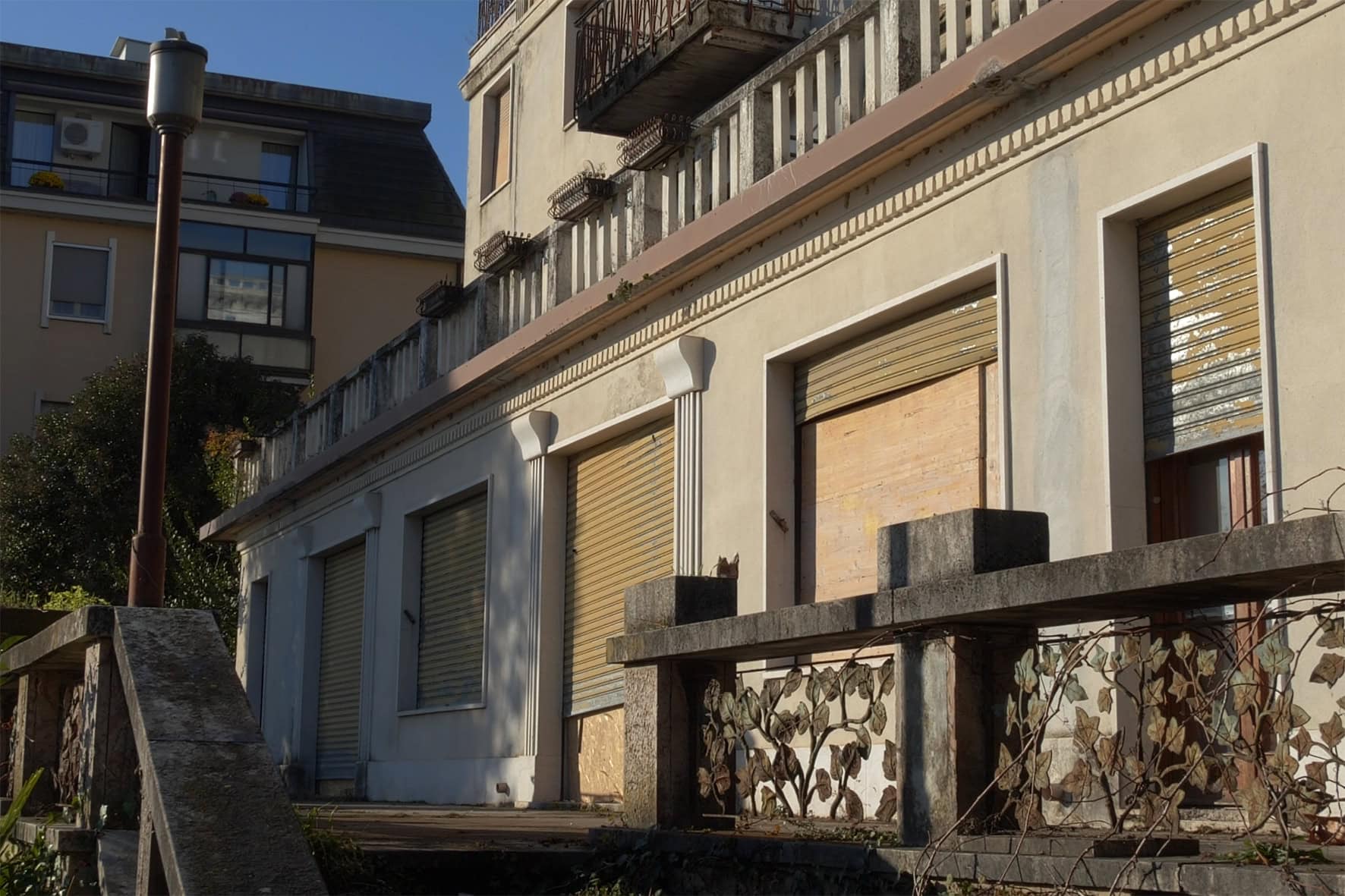 Particolare della Villa Olympia Residences in stato iniziale di riqualificazione a Desenzano del Garda;
