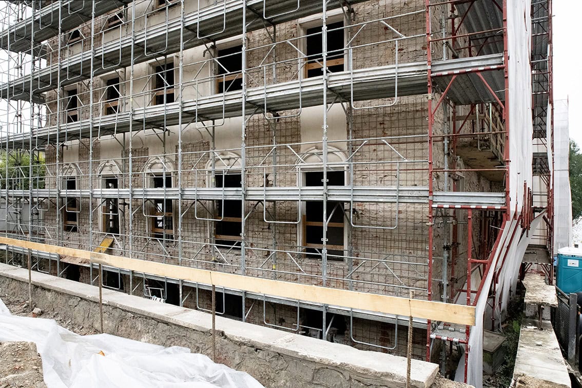 Facciata esterna in fase di lavorazioni tecniche a Villa Olympia, residenza di lusso a Desenzano del Garda.