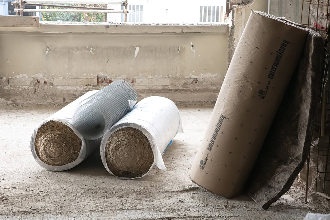 Materiali tecnici per isolamento e lavorazioni interne a Villa Olympia, residenza di lusso a Desenzano del Garda.