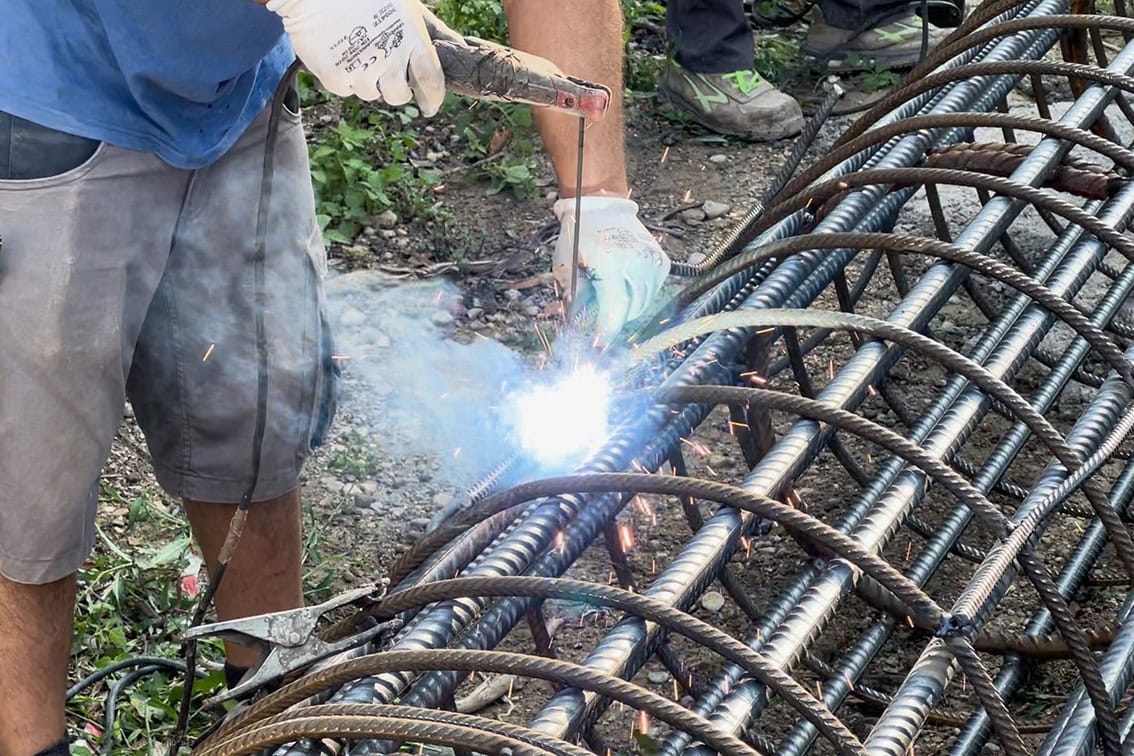 Saldatura delle armature in acciaio nel cantiere di Villa Olympia Residences a Desenzano del Garda