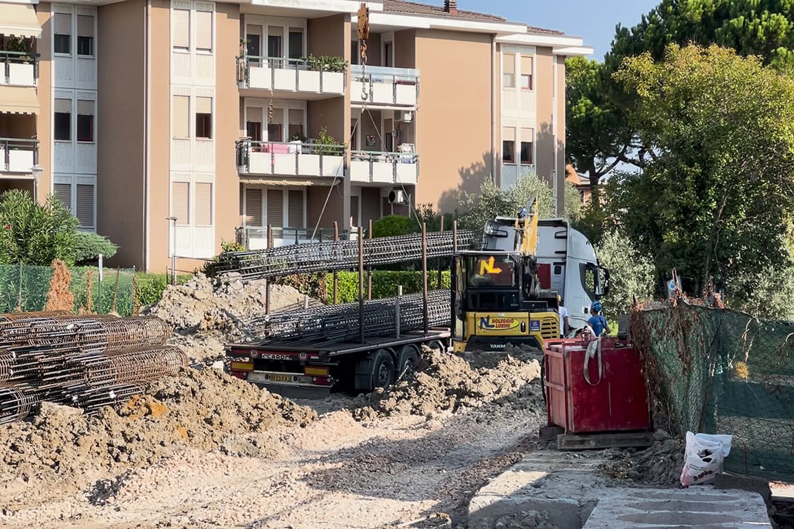 Scarico armature per fondazioni nel cantiere di Villa Olympia Residences a Desenzano del Garda