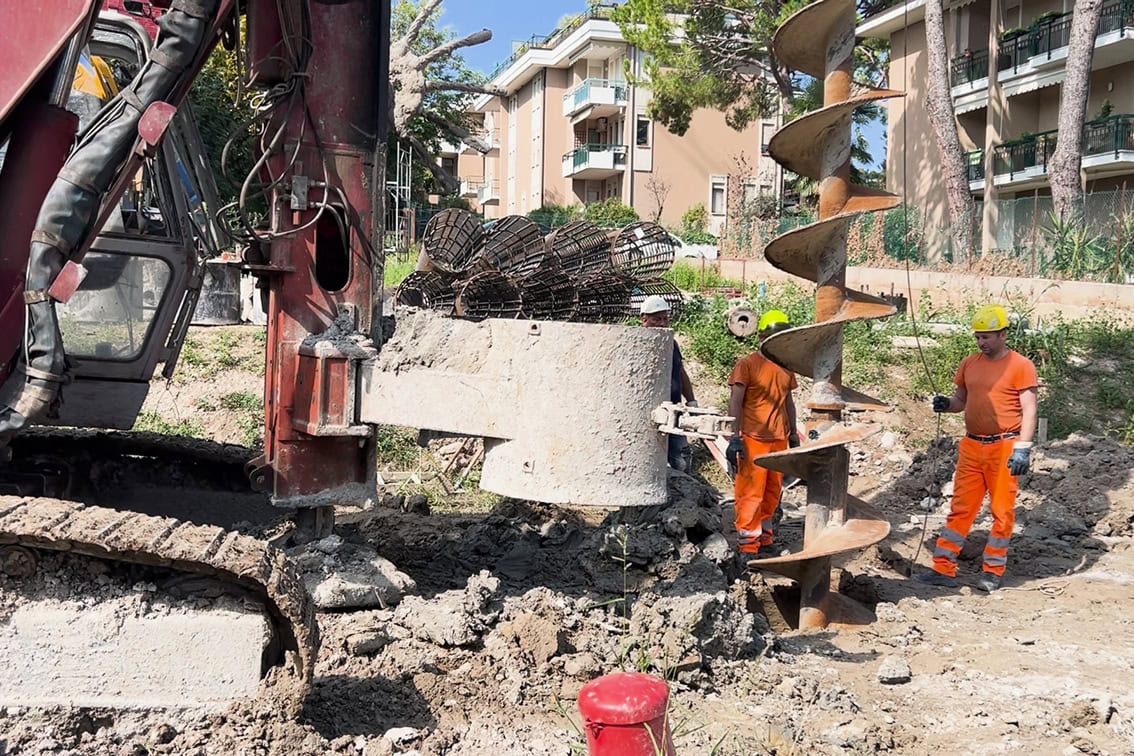 Personale specializzato e trivella durante la perforazione per fondazioni nel cantiere di Villa Olympia Residences a Desenzano del Garda