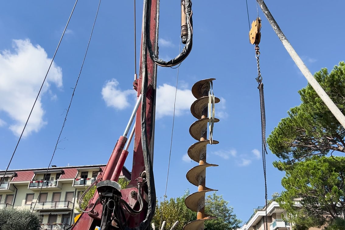 Dettaglio trivella utilizzata per le lavorazioni di fondazione nel cantiere di Villa Olympia Residences a Desenzano del Garda