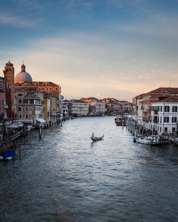 Gondola sul Canal Grande a Venezia al tramonto