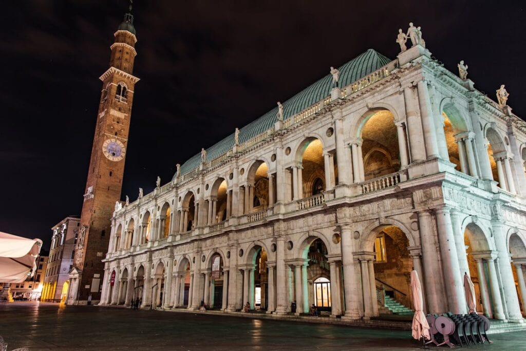 Basilica Palladiana di Vicenza illuminata di notte con la Torre Bissara