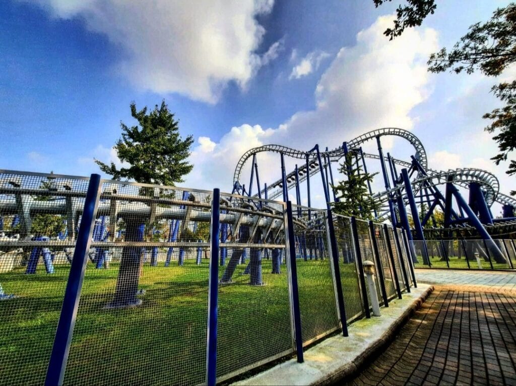 Montagne russe di Gardaland con struttura in acciaio e percorso panoramico