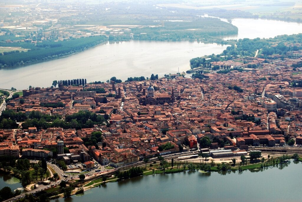 Veduta aerea di Mantova circondata dai laghi con il centro storico e il Duomo