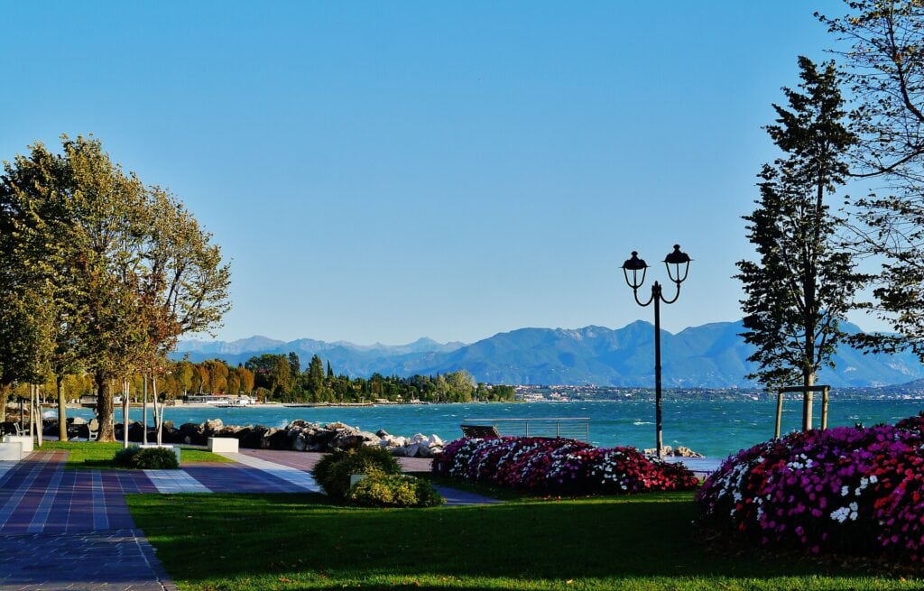 Panorama su Desenzano del Garda con vista sul lago e sulle colline circostanti