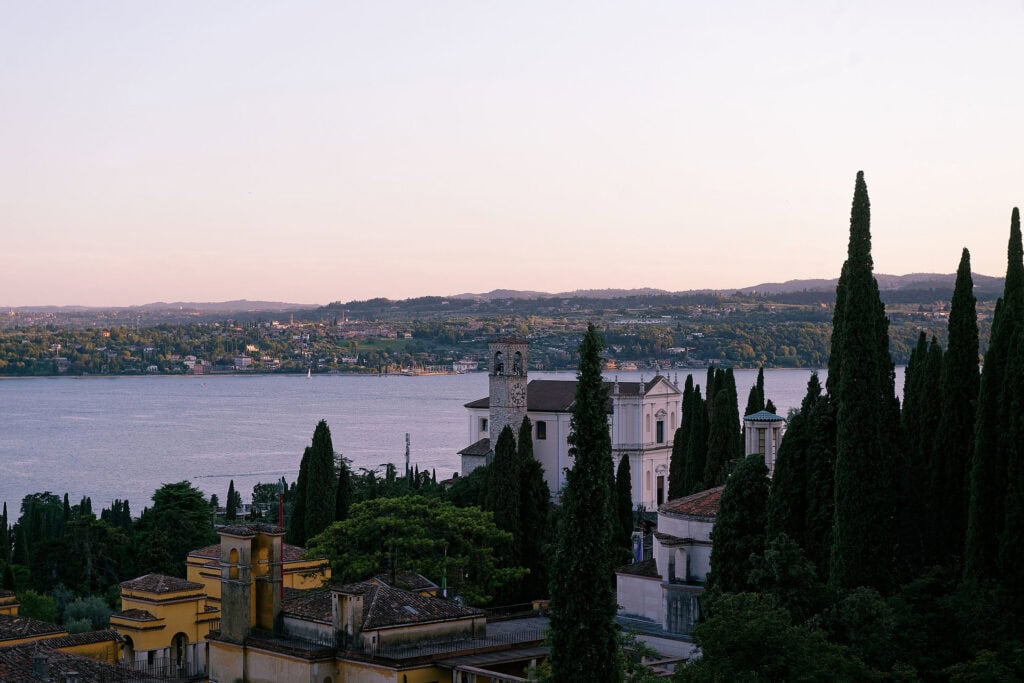 Veduta dal Vittoriale degli Italiani a Gardone Riviera con panorama sul Lago di Garda
