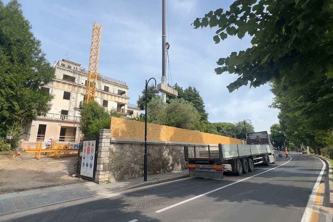 Interno del cantiere Villa Olympia Residences Desenzano Garda con puntellamenti strutturali, fase di riqualificazione per residenze di lusso.;
