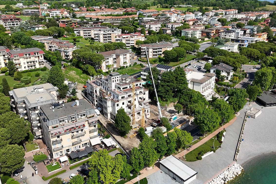 Interno del cantiere Villa Olympia Residences Desenzano Garda con puntellamenti strutturali, fase di riqualificazione per residenze di lusso.;