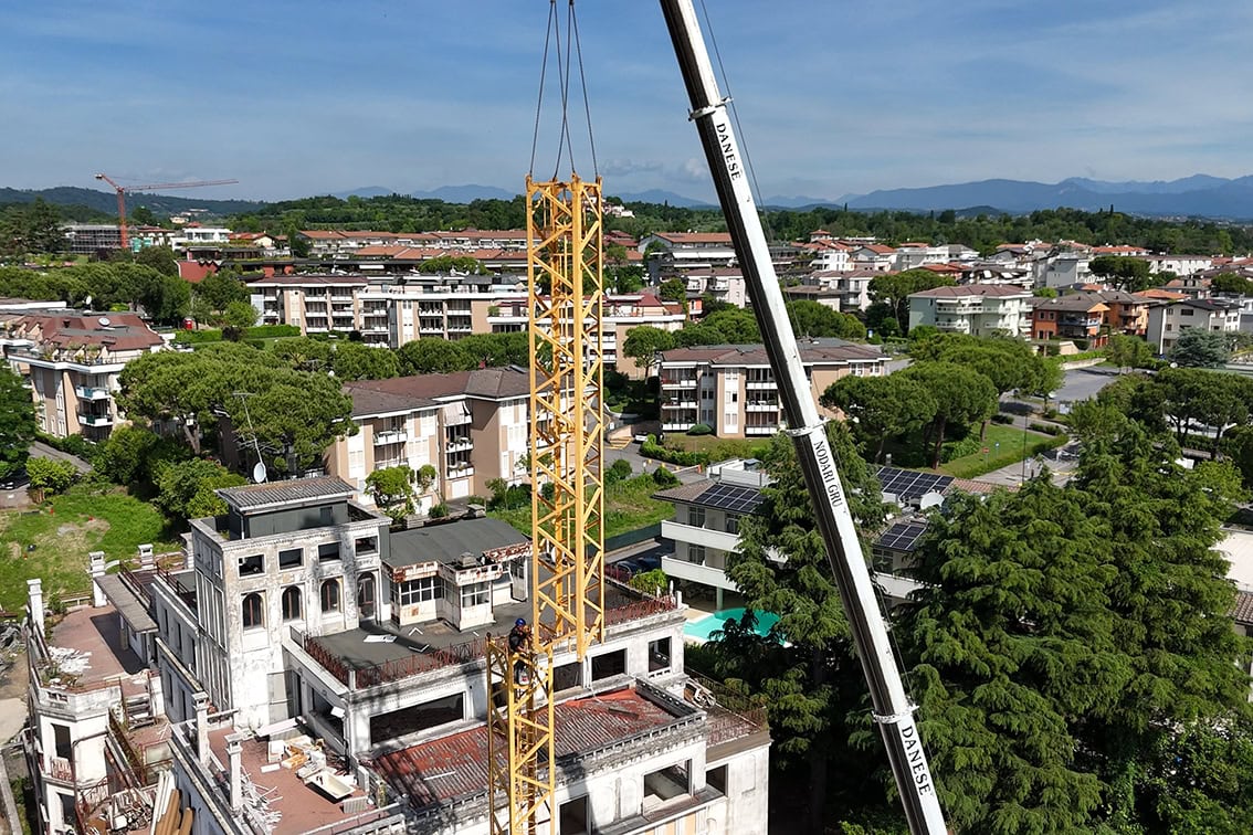 Interno del cantiere Villa Olympia Residences Desenzano Garda con puntellamenti strutturali, fase di riqualificazione per residenze di lusso.;