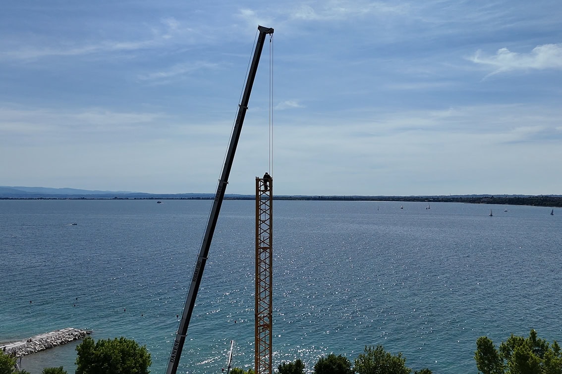 Interno del cantiere Villa Olympia Residences Desenzano Garda con puntellamenti strutturali, fase di riqualificazione per residenze di lusso.;
