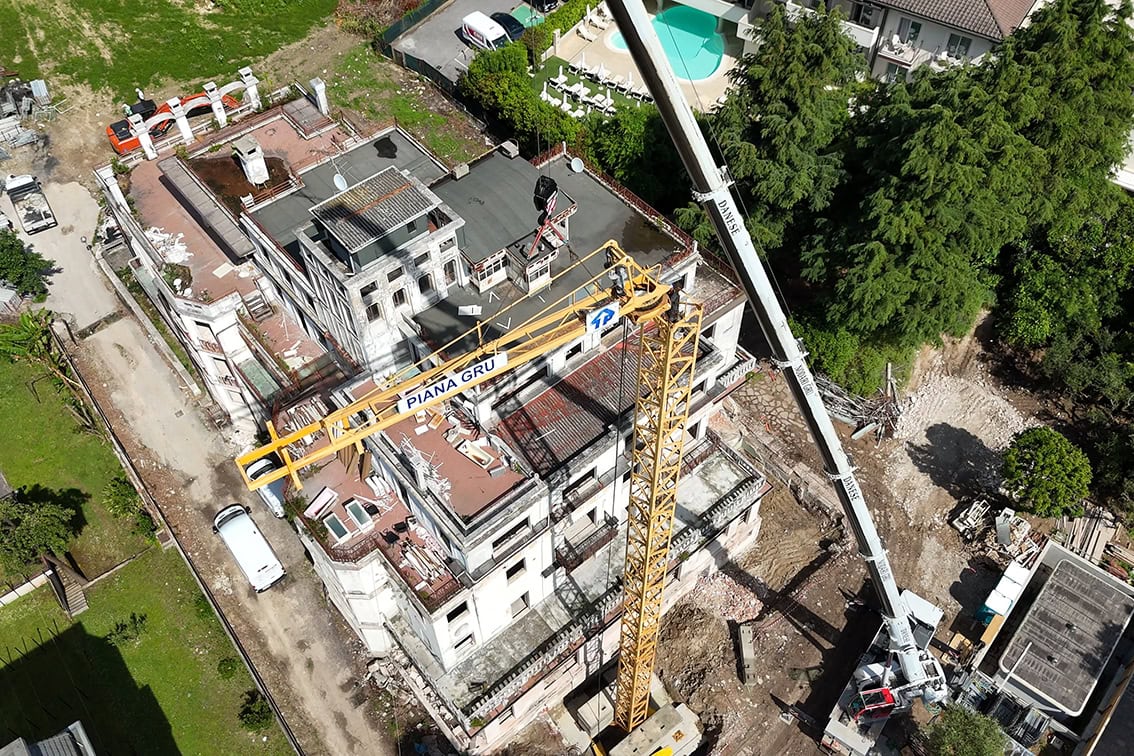 Interno del cantiere Villa Olympia Residences Desenzano Garda con puntellamenti strutturali, fase di riqualificazione per residenze di lusso.;