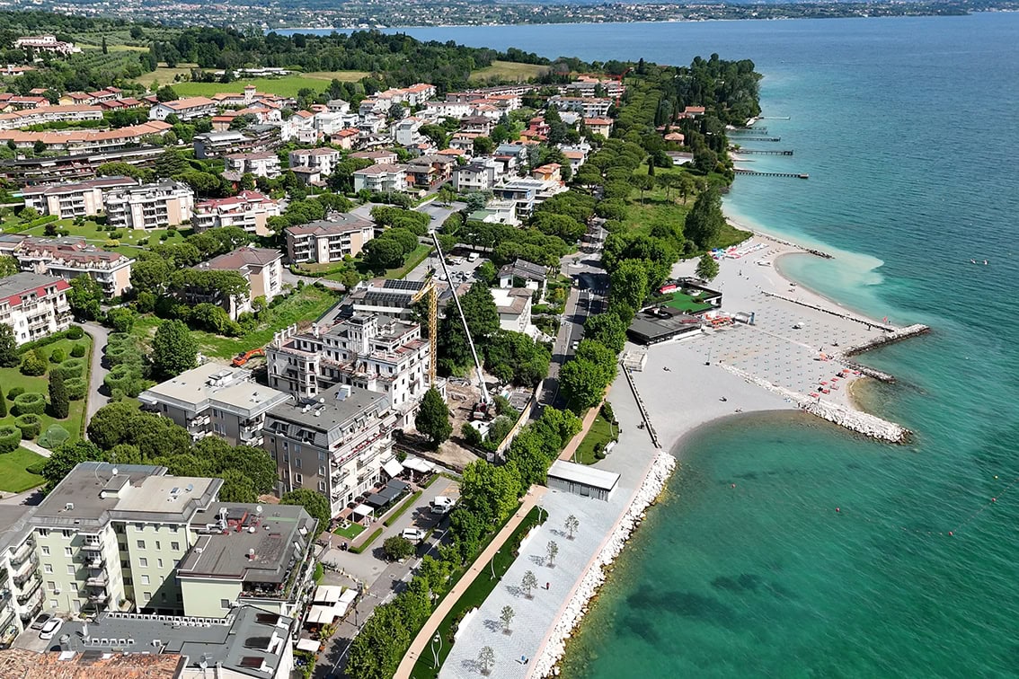 Interno del cantiere Villa Olympia Residences Desenzano Garda con puntellamenti strutturali, fase di riqualificazione per residenze di lusso.;