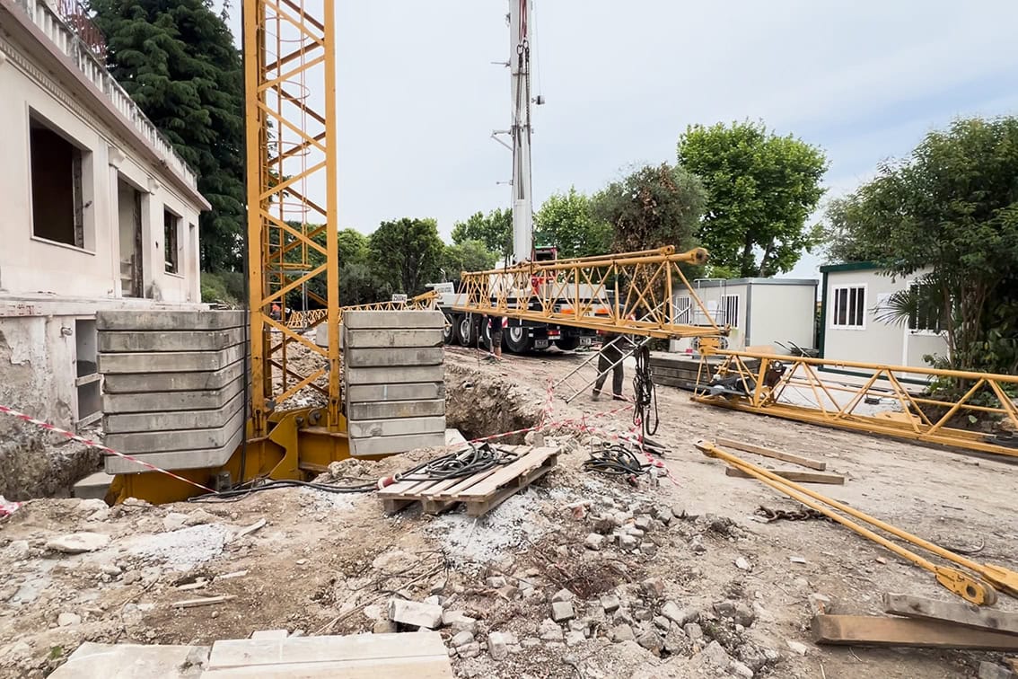 Fase di montaggio della gru principale nel cantiere Villa Olympia Residences a Desenzano del Garda, in preparazione per l'avanzamento strutturale.;