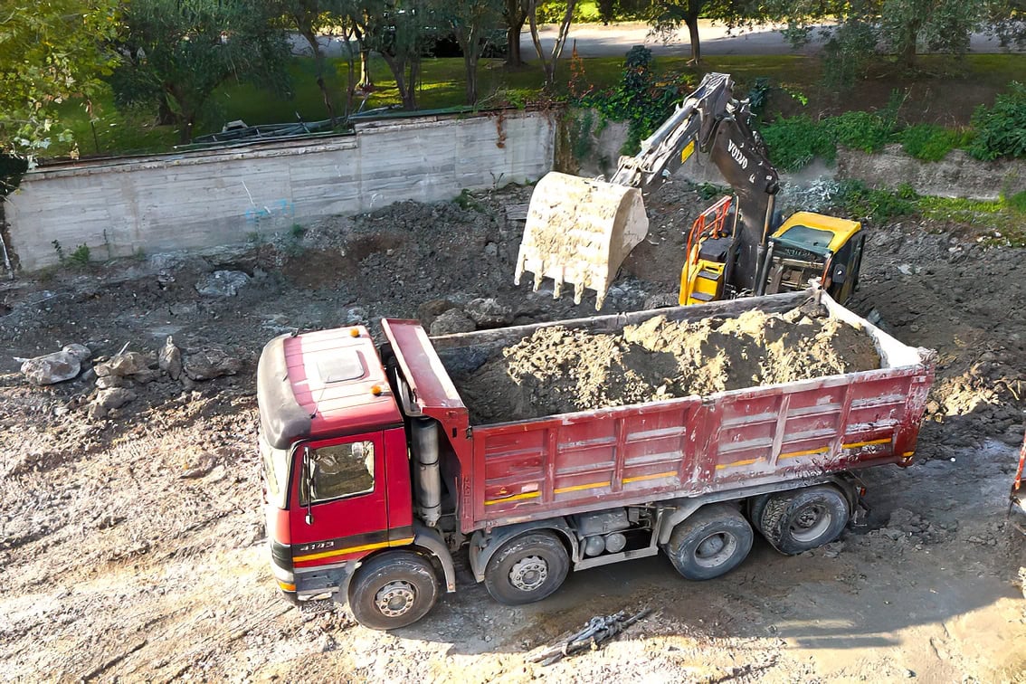 Movimentazione materiali in cantiere per Villa Olympia Residences a Desenzano del Garda