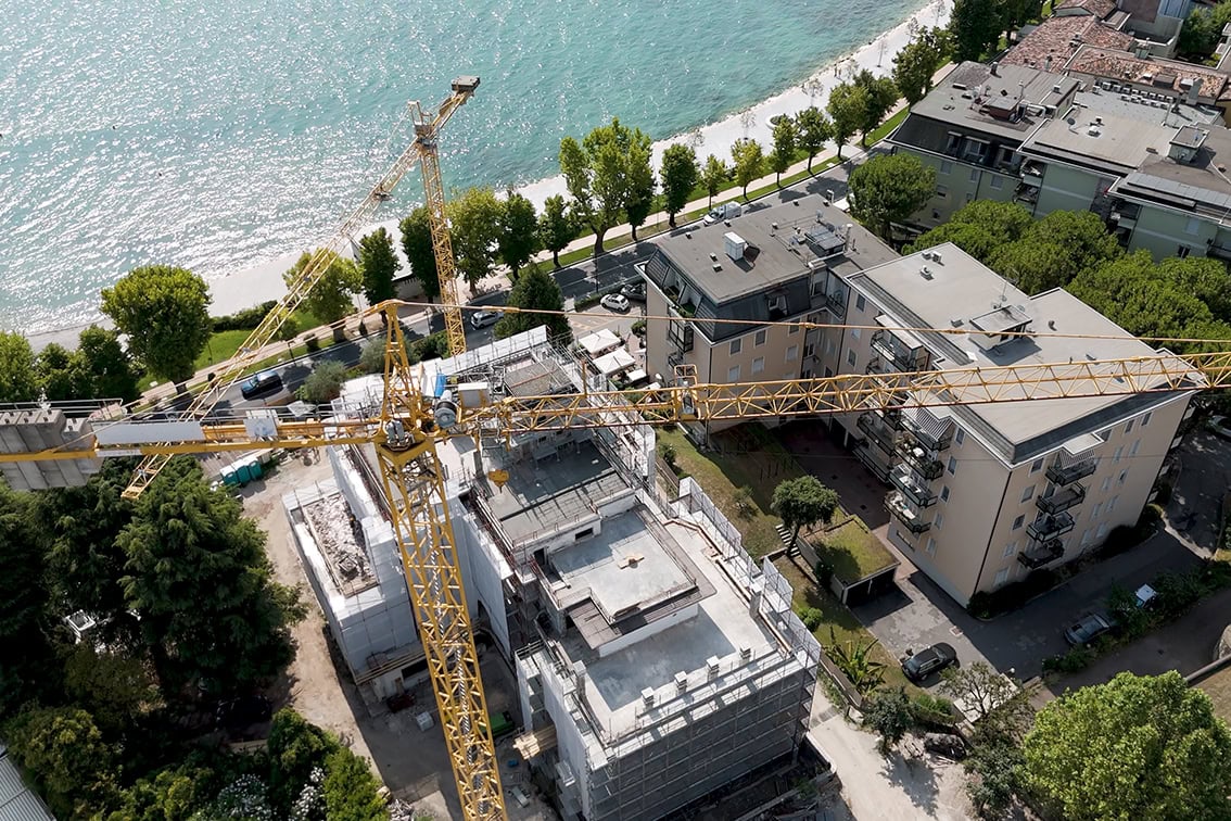 Interno del cantiere Villa Olympia Residences Desenzano Garda con puntellamenti strutturali, fase di riqualificazione per residenze di lusso.;