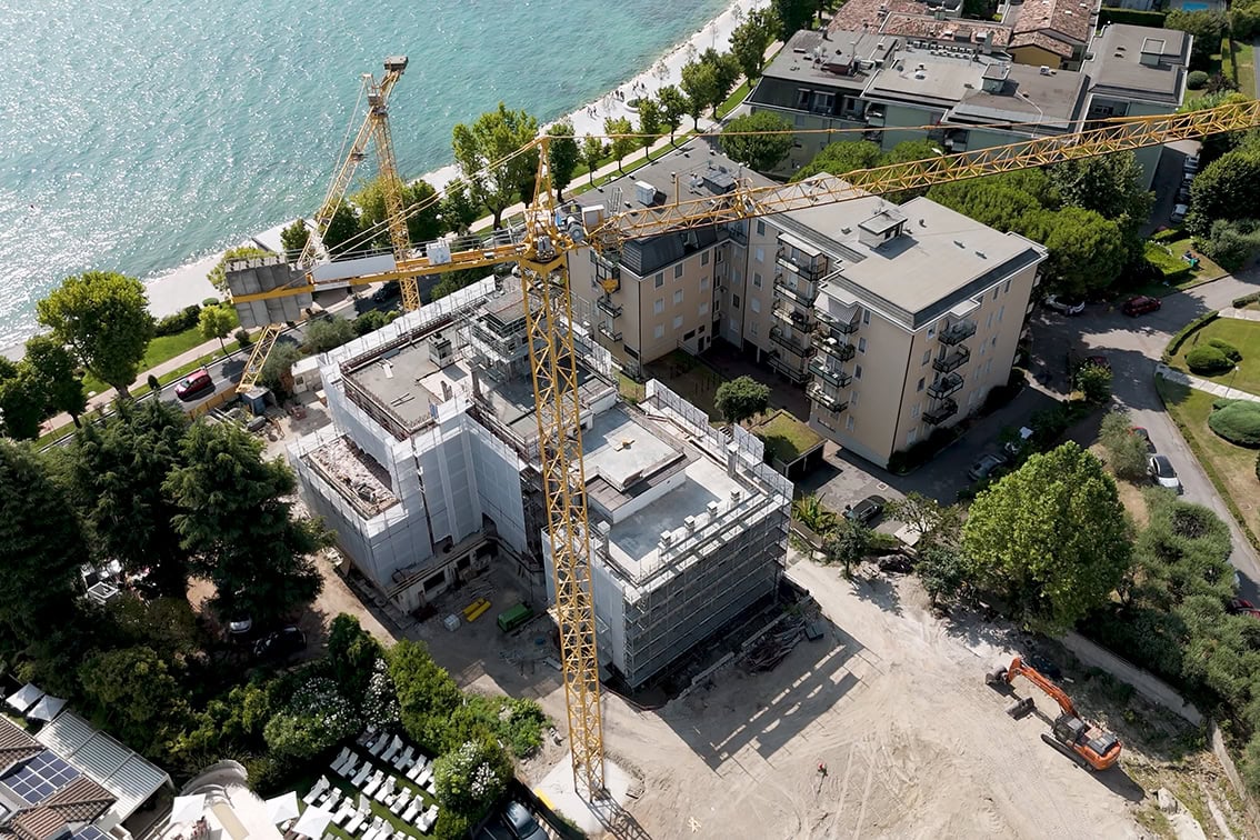 Interno del cantiere Villa Olympia Residences Desenzano Garda con puntellamenti strutturali, fase di riqualificazione per residenze di lusso.;
