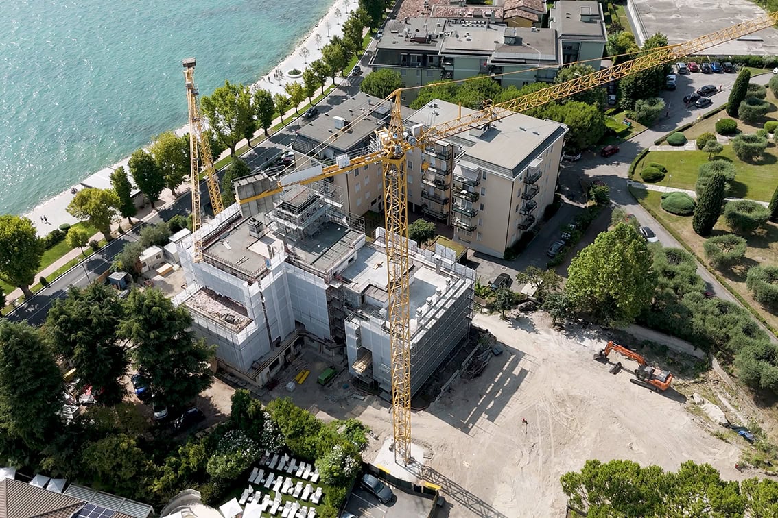 Interno del cantiere Villa Olympia Residences Desenzano Garda con puntellamenti strutturali, fase di riqualificazione per residenze di lusso.;