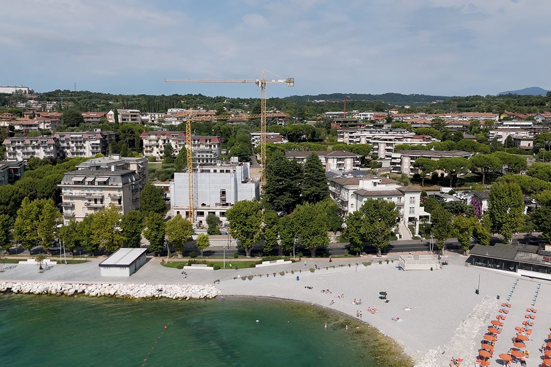 Interno del cantiere Villa Olympia Residences Desenzano Garda con puntellamenti strutturali, fase di riqualificazione per residenze di lusso.;