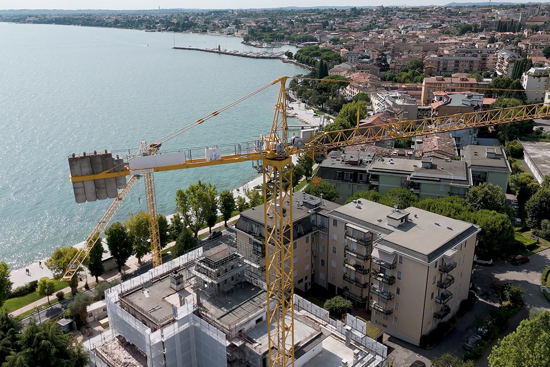Interno del cantiere Villa Olympia Residences Desenzano Garda con puntellamenti strutturali, fase di riqualificazione per residenze di lusso.;