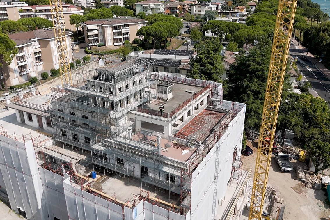 Interno del cantiere Villa Olympia Residences Desenzano Garda con puntellamenti strutturali, fase di riqualificazione per residenze di lusso.;