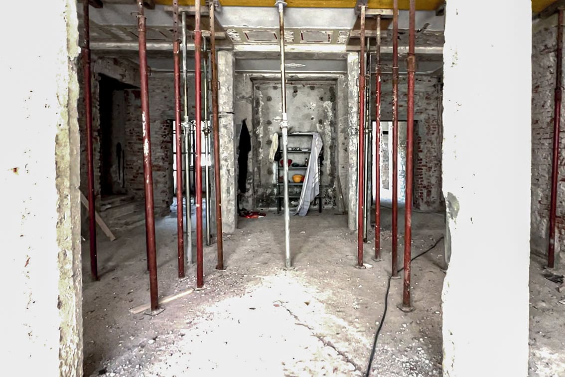 "Interno del cantiere Villa Olympia Residences Desenzano Garda con puntellamenti strutturali, fase di riqualificazione per residenze di lusso.";