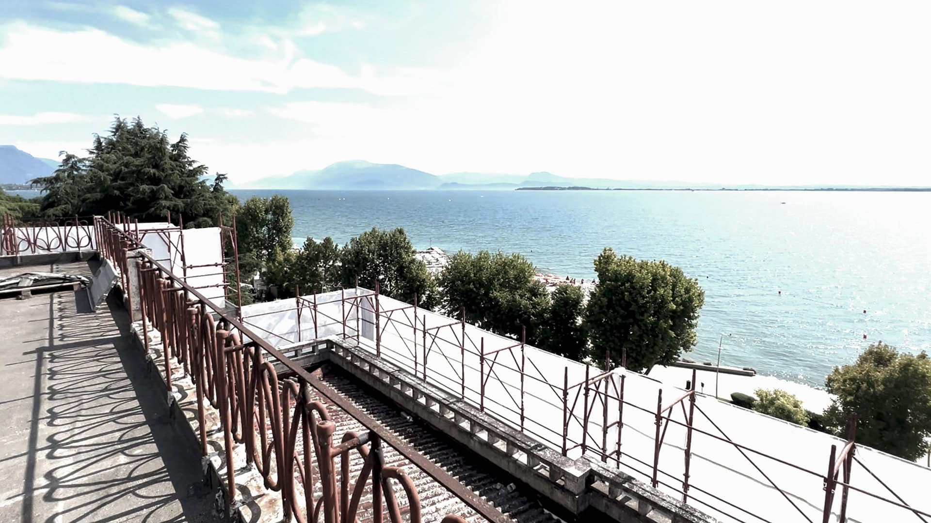 Vista panoramica del cantiere Villa Olympia a Desenzano del Garda affacciato sul lago