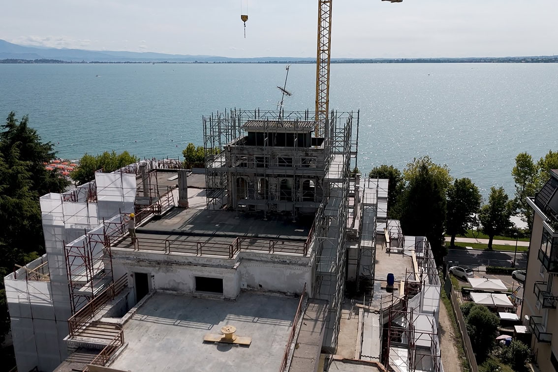 Vista dall’alto del cantiere di Villa Olympia a Desenzano del Garda con ponteggi fronte lago
