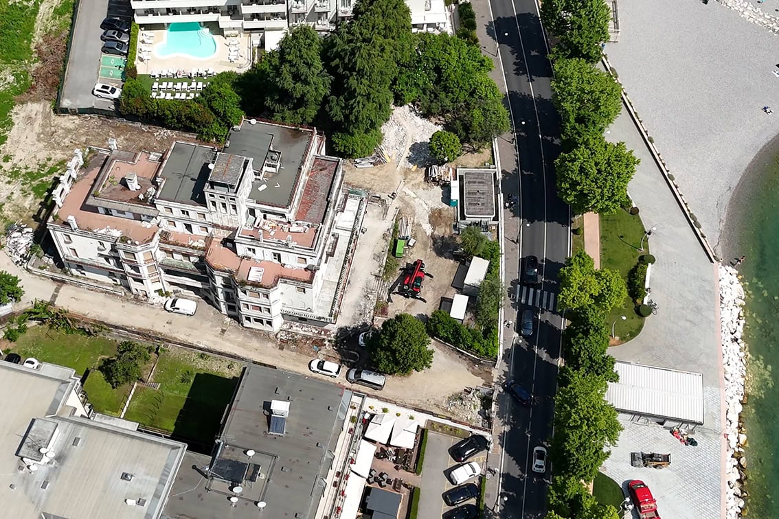Interno del cantiere Villa Olympia Residences Desenzano Garda con puntellamenti strutturali, fase di riqualificazione per residenze di lusso;