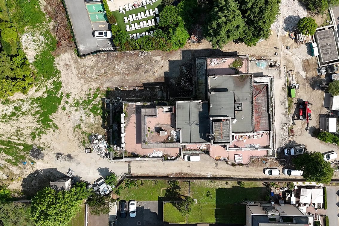 Sollevamento di una trave strutturale con autogru sul cantiere Villa Olympia Residences in Desenzano