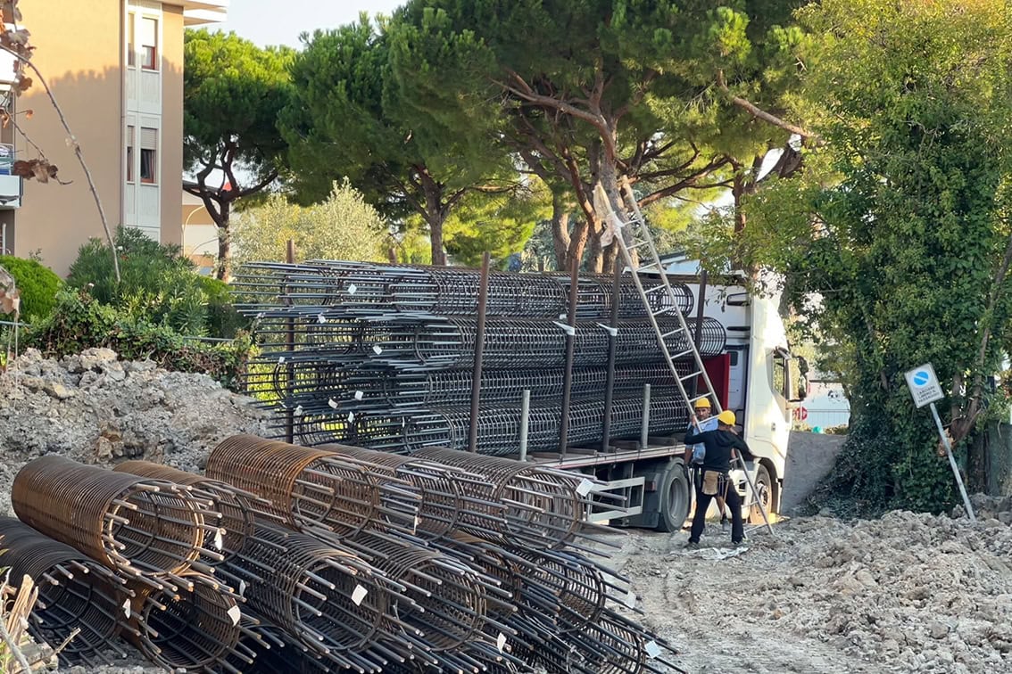 Scarico e posizionamento delle armature metalliche nel cantiere di Villa Olympia a Desenzano del Garda