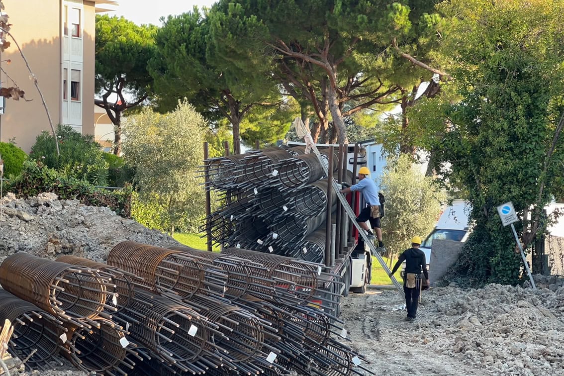 Movimentazione e stoccaggio armature metalliche nel cantiere di Villa Olympia a Desenzano del Garda