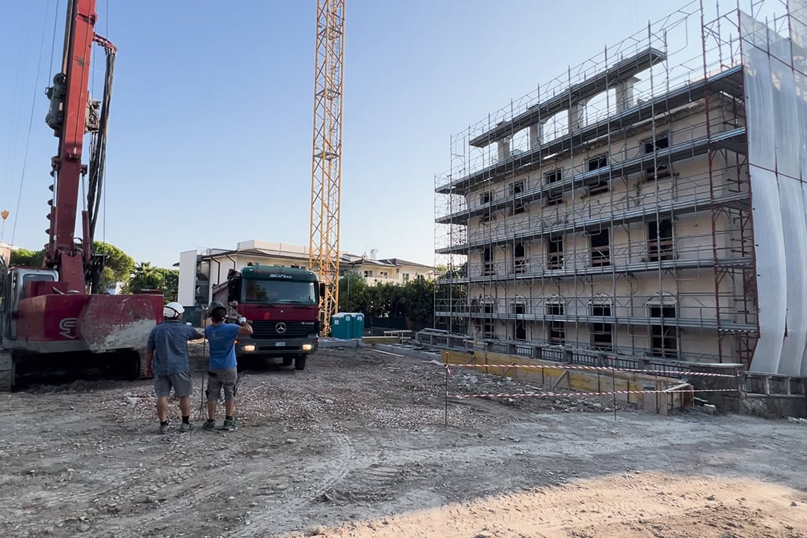 Avanzamento lavori e movimentazione mezzi nel cantiere di Villa Olympia Residences a Desenzano del Garda
