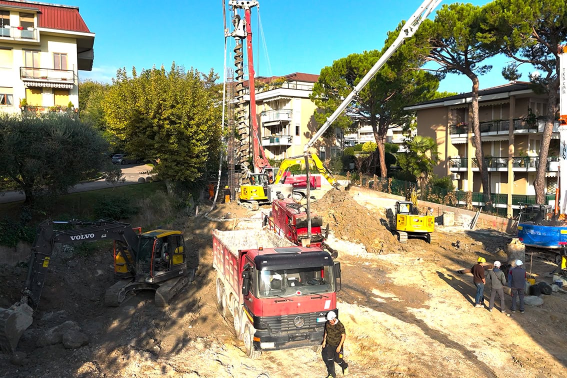 Vista generale delle operazioni di scavo e trivellazione nel cantiere di Villa Olympia Residences a Desenzano del Garda