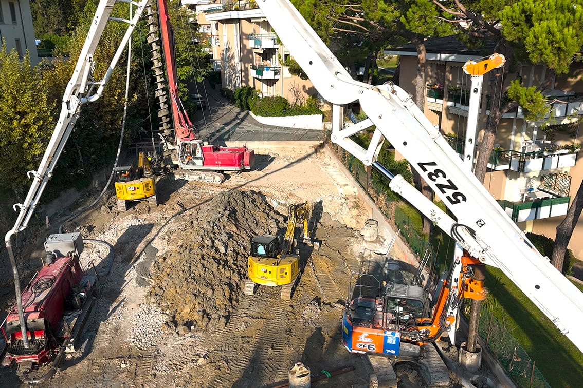 Vista dall’alto delle operazioni di scavo e trivellazione nel cantiere di Villa Olympia Residences a Desenzano del Garda