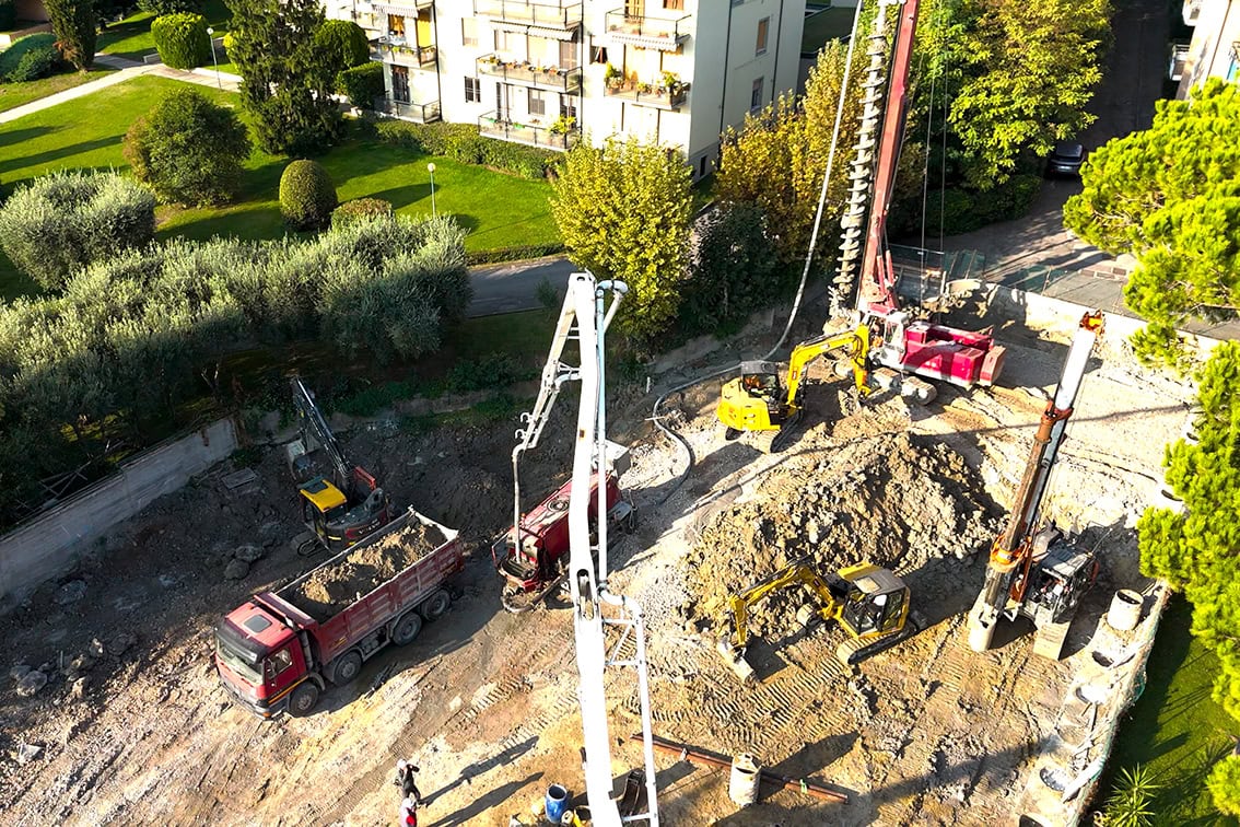 Vista aerea del cantiere per le fondazioni di Villa Olympia Residences a Desenzano del Garda
