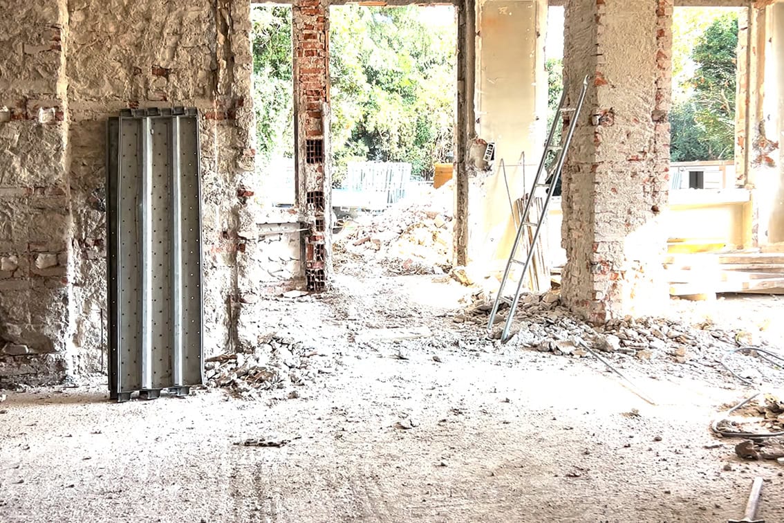 Preparazione consolidamento strutturale interno durante il Work in Progress di Villa Olympia Residences a Desenzano del Garda