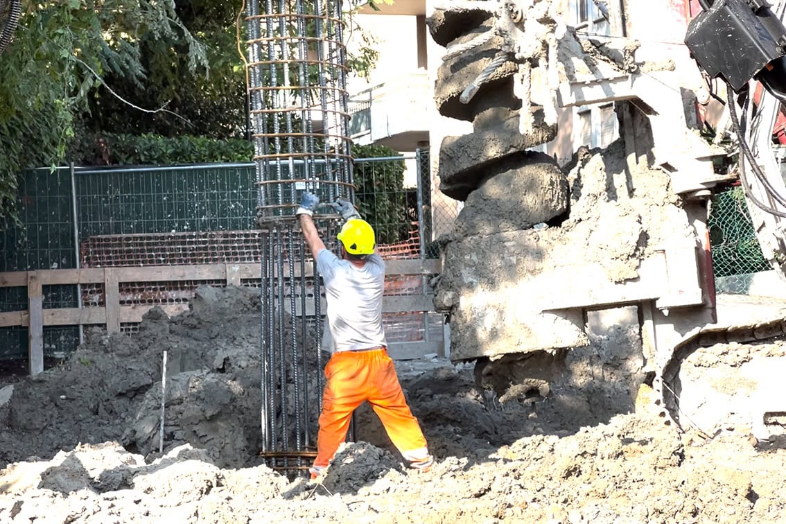 Posizionamento armatura per fondazioni nel cantiere di Villa Olympia Residences a Desenzano del Garda