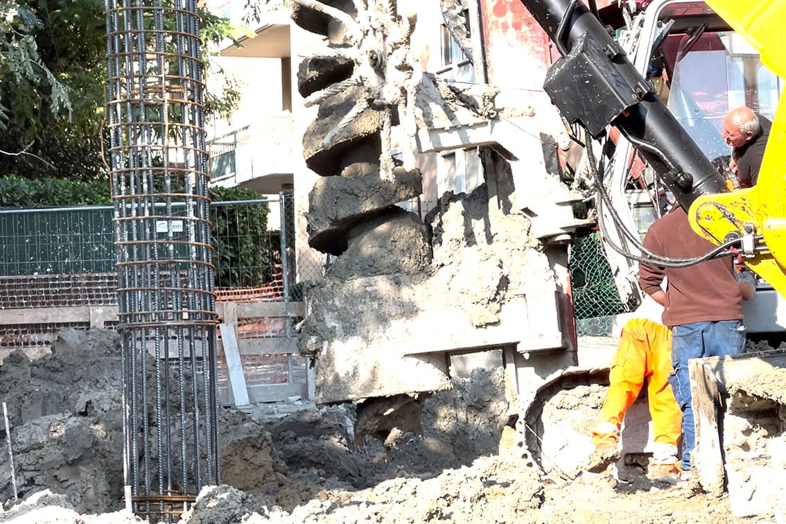 Trivellazione e inserimento armatura per fondazioni nel cantiere di Villa Olympia Residences a Desenzano del Garda