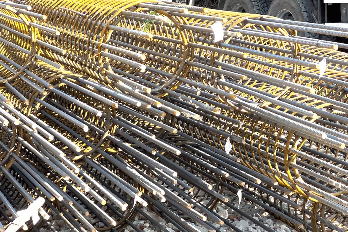 Armature in acciaio predisposte per le fondazioni nel cantiere di Villa Olympia Residences a Desenzano del Garda