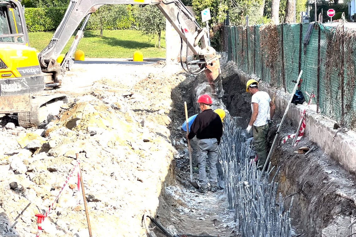 Posa armature e controllo degli scavi nel cantiere di Villa Olympia Residences a Desenzano del Garda