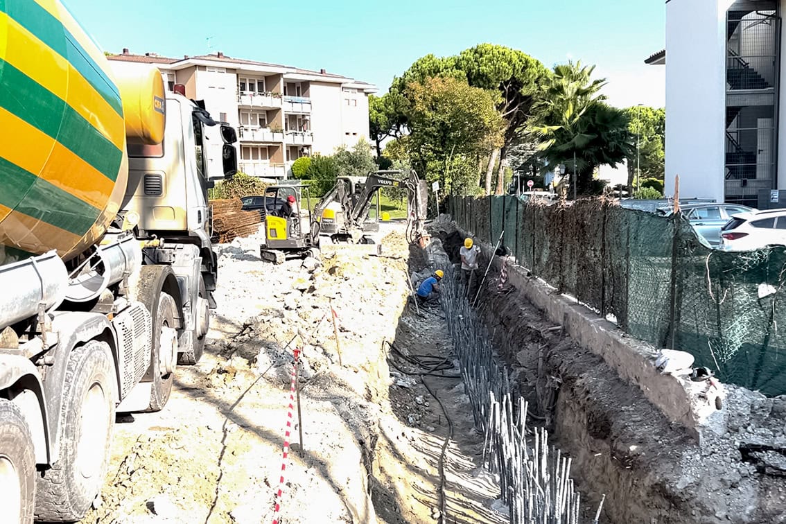 Scavi profondi e preparazione armature nel cantiere di Villa Olympia Residences a Desenzano del Garda