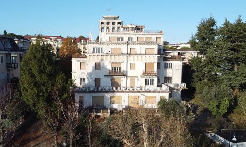 Vista aerea del cantiere Villa Olympia Residences a Desenzano del Garda, documentazione della fase iniziale di riqualificazione;